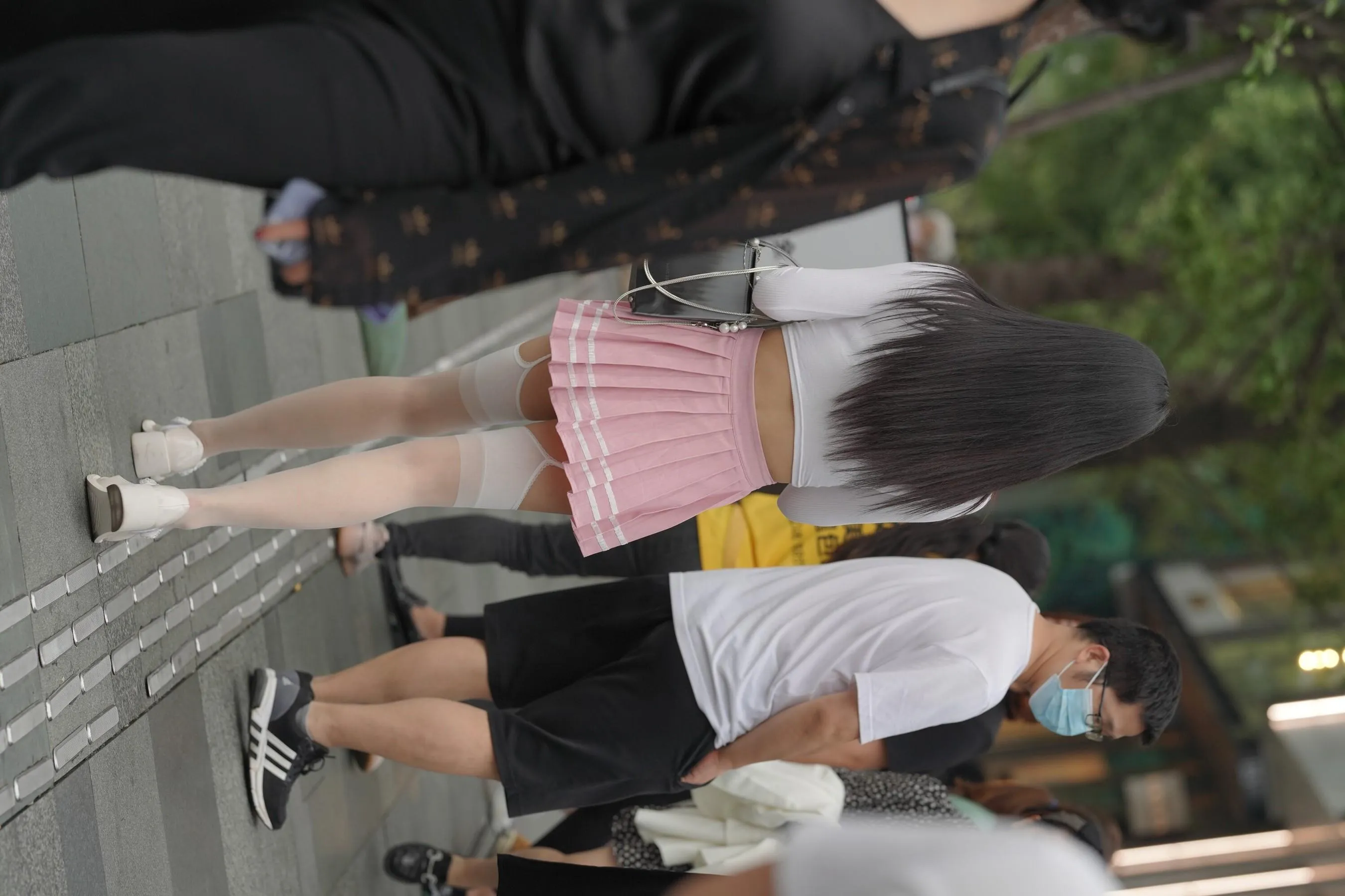 魔镜街拍 NO.161 街拍白丝吊带袜美女 [109P]插图3